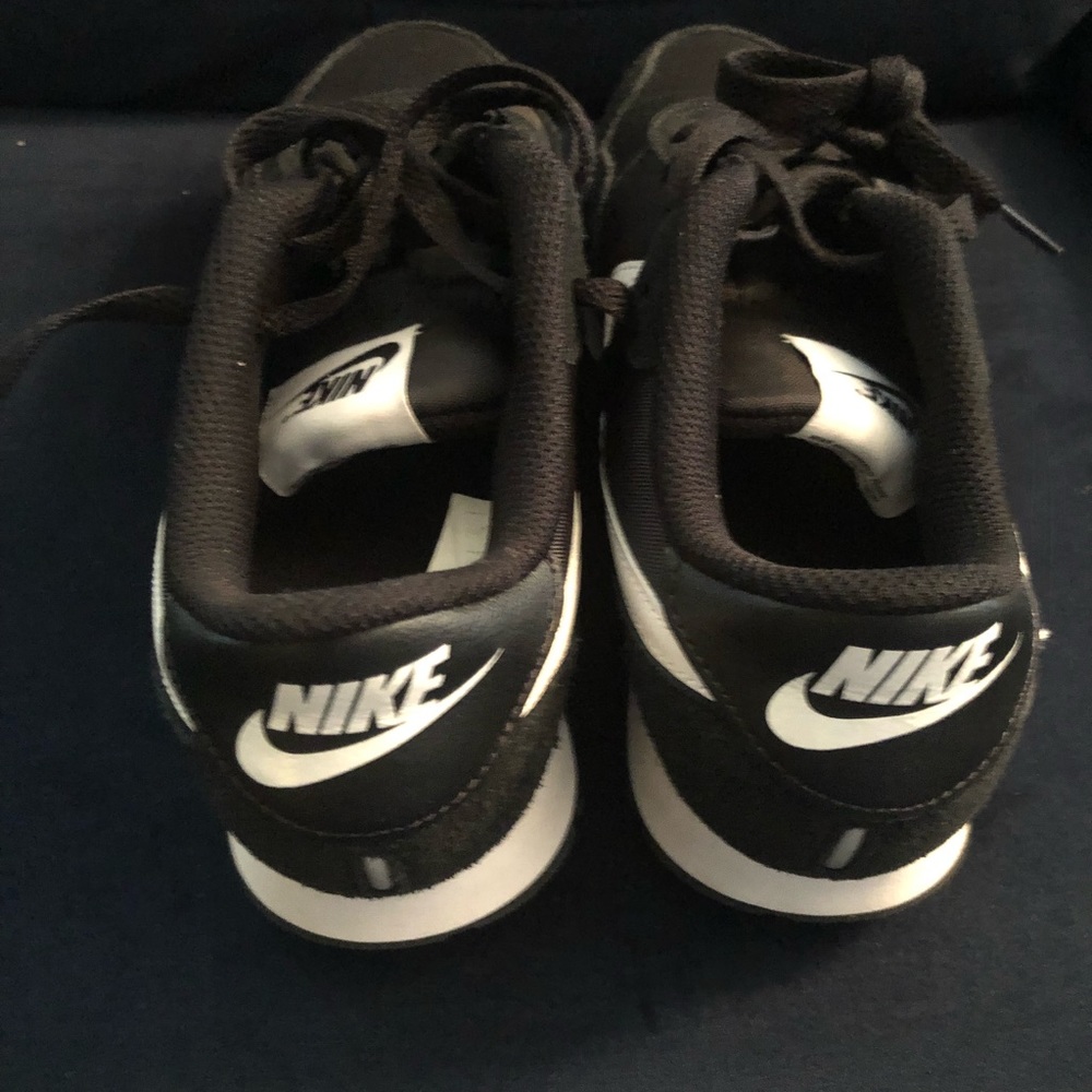 Nike Youth Size 6, like new wore a couple times, excellent condition - Picture 6 of 7